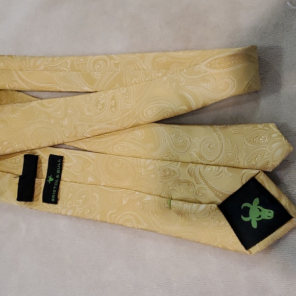A Bristol & Bull Yellow Paisley Tie 👔 - Picture 2 of 3